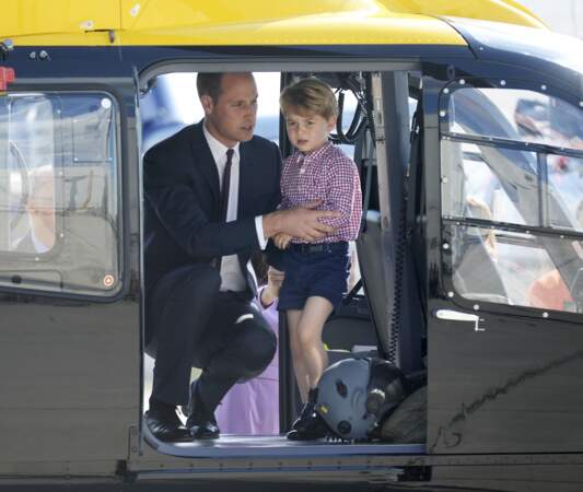Le prince William avec son fils, le Prince George, à bord d'un hélicoptère