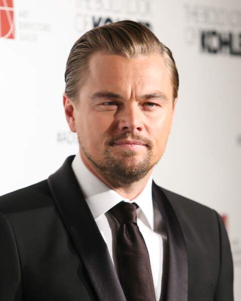 Mèches blondes plaquées vers l'arrière pour Leonardo DiCaprio