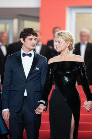 Le couple ultra-glamour, lui en smoking Tommy Hilfiger, elle en robe Giorgio Armani privé 