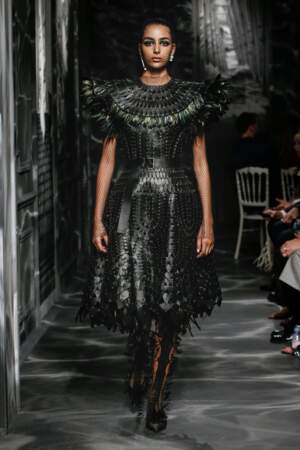 Dior donne une nouvelle silhouette à la Haute Couture pour une armure aux maxi épaules. 