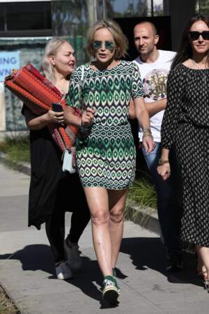 Sharon Stone a associé sa robe à une paire de baskets vertes