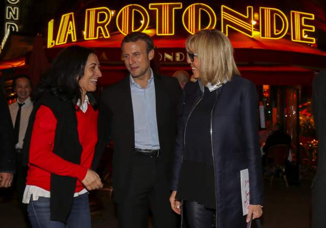Emmanuel Macron et sa femme Brigitte Macron devant La Rontonde 
