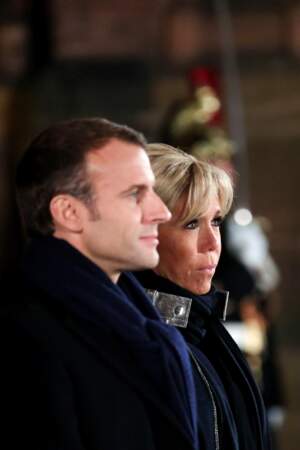 Souvenez-vous : Brigitte Macron portait ce manteau Louis Vuitton à la Pyramide du Louvre, le soir de l'élection.