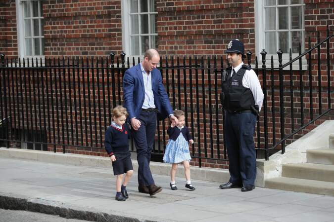 Le prince William amène George et Charlotte à la maternité pour qu'ils rencontrent leur petit frère