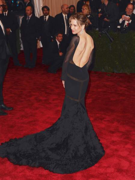 2012 : Renée Zellweger magnique en robe longue au dos échancré pour le Gala du Met
