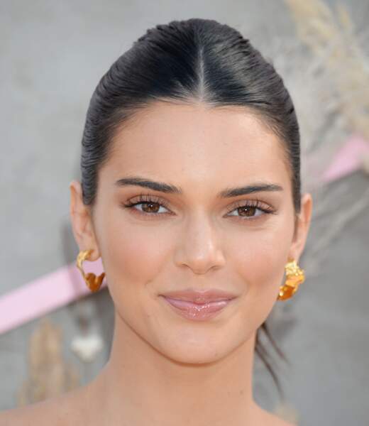 Kendall Jenner adopte les créoles destructurées, plus raffinées.