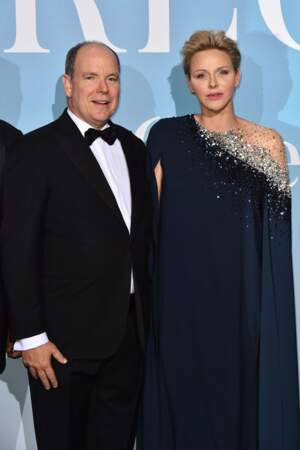 La princesse Charlène de Monaco sublime dans une longue robe-cape Oscar de la Renta