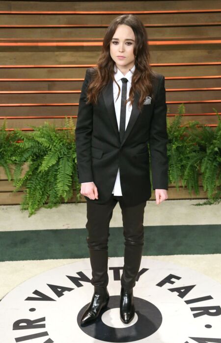 Ellen Page sublime son costume avec une petite cravate fine