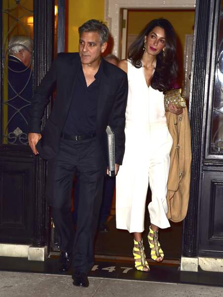 Amal Clooney voue une passion pour les chaussures avec toujours un brun d'originalité en 2015