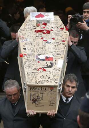 Le cercueil de Tignous, décoré par ses amis