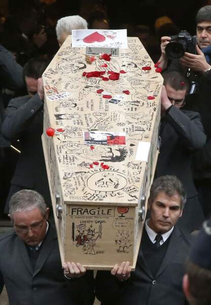 Le cercueil de Tignous, décoré par ses amis