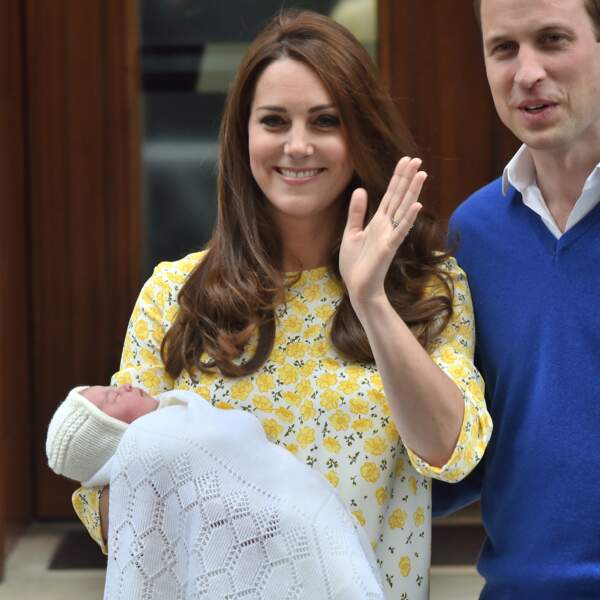 William, Kate et la princesse Charlotte devant l'hôpital St-Mary le 2 Mai 2015