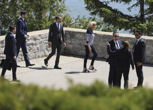 Brigitte Macron porte une paire de baskets Louis Vuitton au G7