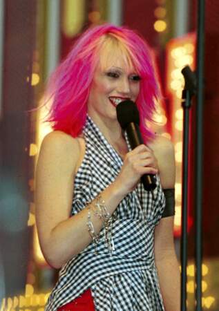 Il fut un temps où Gwen Stefani portait les cheveux roses… avec une frange jaune. Inspiration Cindy Lauper ?