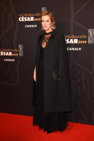 Karine Viard est apparue chic et glamour dans une robe noir signée Dior.