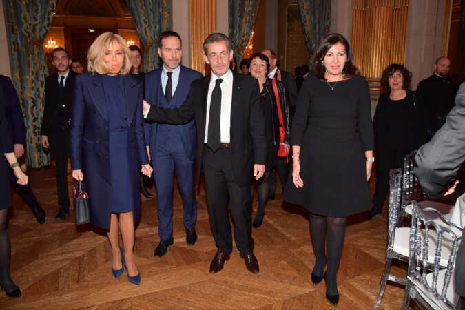 Nicolas Sarkozy se fait galant avec Brigitte Macron