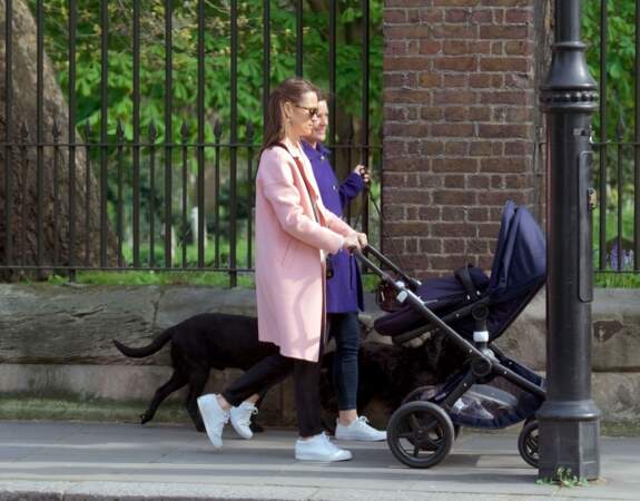 Pippa Middleton promenant son fils Arthur, avec une amie, dans les rues de Londres, le 15 avril 2019