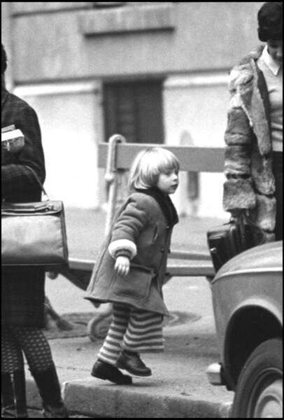 David Hallyday enfant, dans une rue de Paris en 1969