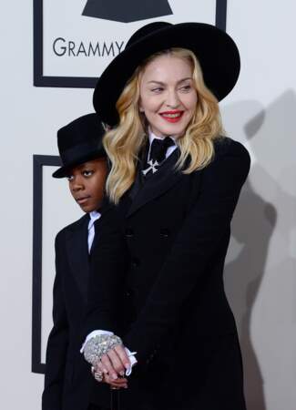 Madonna, coiffée d'un Fedora noir et accompagnée de son fils aux Grammy Awards en 2014