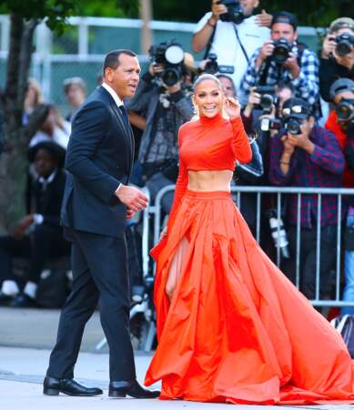 Jennifer Lopez portait une robe de princesse tangerine signée Harry Winston