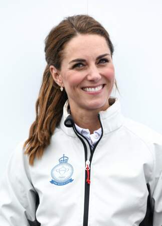 La queue-de-cheval basse avec raie sur le côté de Kate Middleton. 