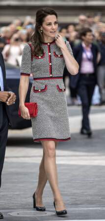 Kate Middleton, très chic dans une robe en tweed Gucci