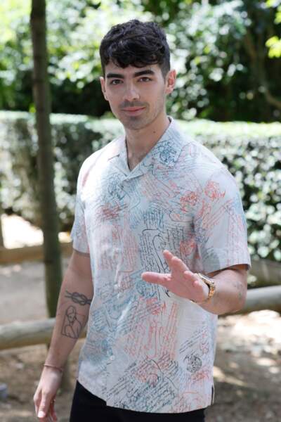 Joe Jonas, a des tatouages réalistes sur les bras