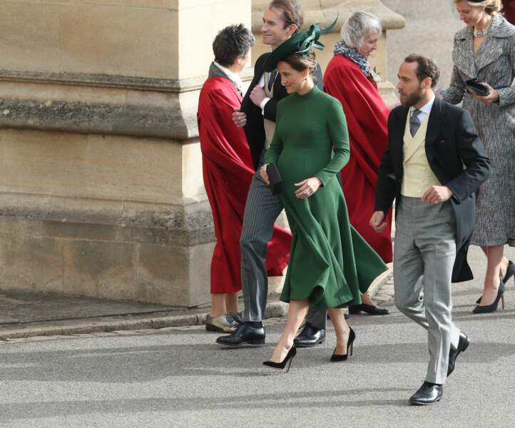 Pippa Middleton enceinte arrive, avec un chapeau vert olive avec James Matthews au mariage de la princesse Eugenie 