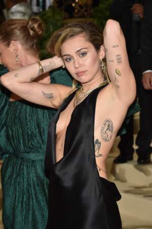 Miley Cyrus : elle adore les tatouages qu'elle a partout mais aussi sur les bras