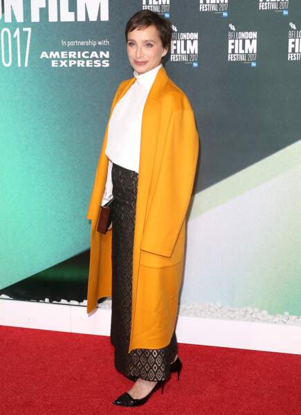 Kristin Scott Thomas en manteau moutarde, au festival BFI de Londres le 10 octobre 2017