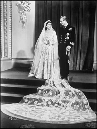Elisabeth II (en robe Norman Hartnell) et le prince Philip à Buckingham après leur mariage le 20 novembre 1947