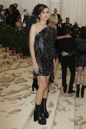 Au Met Gala de New-York, Charlotte Casiraghi, déjà enceinte, optait pour une robe Saint Laurent blousée.