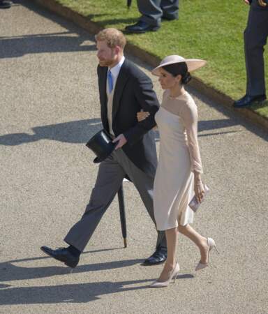 Le prince Harry et Meghan Markle (en escarpins Tamara Mellon, au palais de Buckingham à Londres le 22 mai 2018