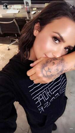 Chez la chanteuse Demi Lovato, le félin est gravé sur la main