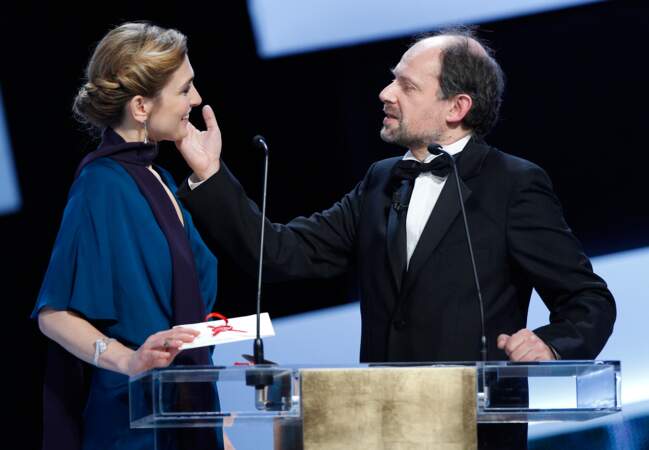 Julie Gayet et Denis Podalydès sur la scène des César lors de la remise du prix du meilleur espoir masculin (2015)