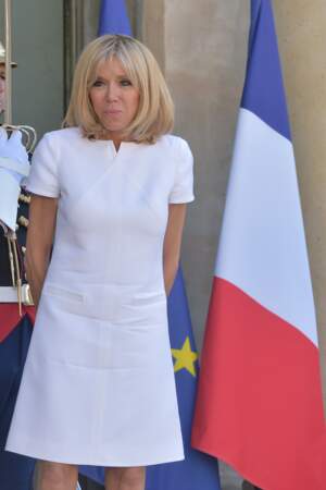 Brigitte Macron sur le perron de l'Elysée, sourire aux lèvres