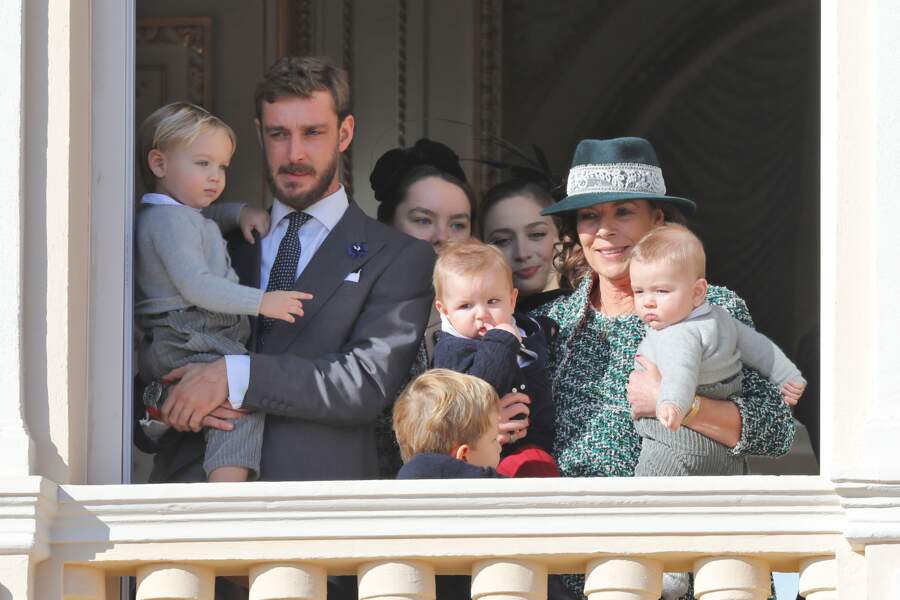La princesse Caroline de Monaco avec ses petit-fils Maximilian et Francesco lors de la fête nationale monégasque. 