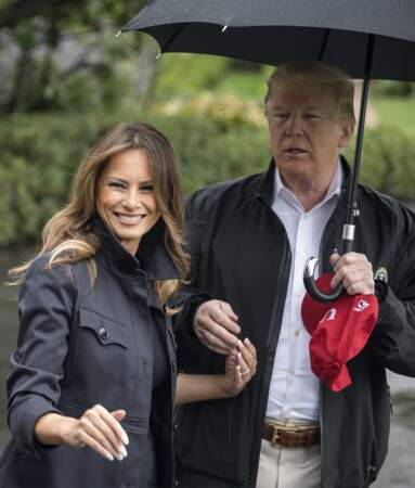 Melania Trump rejoint son mari sous la pluie