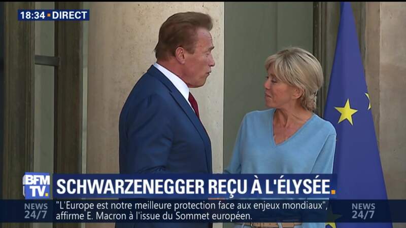 Brigitte Macron et Arnold Schwarzenegger discutent quelques minutes sur le perron