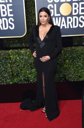 Eva Longoria affiche son baby-bum dans une robe longue et décolletée Genny