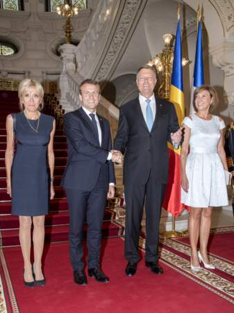 Brigitte Macron, robe bleue courte et chignon blond chic en Roumanie
