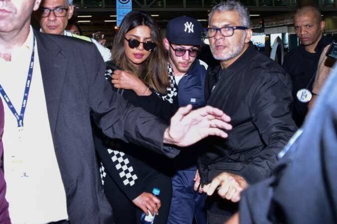 Priyanka Chopra et son compagnon Nick Jonas arrivent à l'aéroport de Guarulhos à Sao Paulo au Brésil