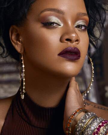 Rihanna aime l'irisé sur les yeux et la bouche bien sombre