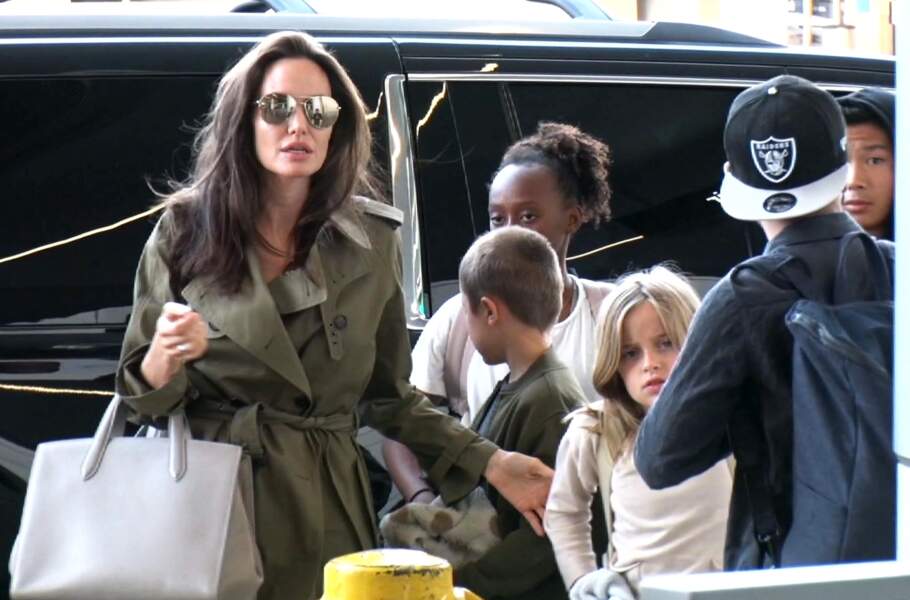Angelina Jolie et ses six enfants à l'aéroport LAX de Los Angeles le 17 juin