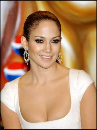 regard ourlé de noir, cheveux tirés en arrière, Jennifer Lopez au CIRCULO DE BELLAS ARTES" A MADRID