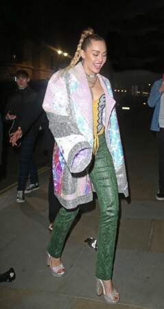 Miley Cyrus mise sur l'extravagance d'une veste oversized pailletée.