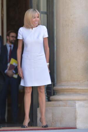 Brigitte Macron, en robe blanche courte Courrège