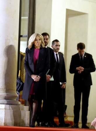 Brigitte Macron a fait sensation dans une robe fuchsia et manteau ajusté