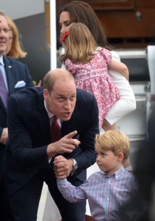 Le Prince William parlant avec son fils le Prince George
