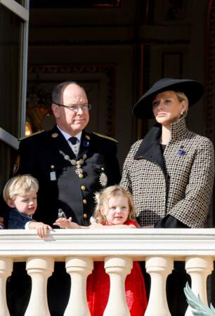 Albert II de Monaco, Charlène de Monaco très élégante et leurs enfants, la princesse Gabriella et le prince Jacques